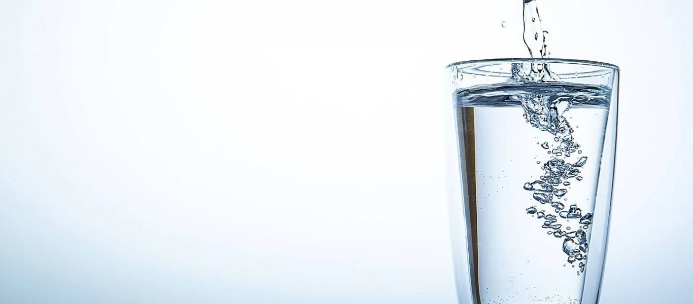 Γιατί πρέπει να πίνετε ένα ποτήρι χλιαρό νερό κάθε πρωί ακόμα και το καλοκαίρι!
